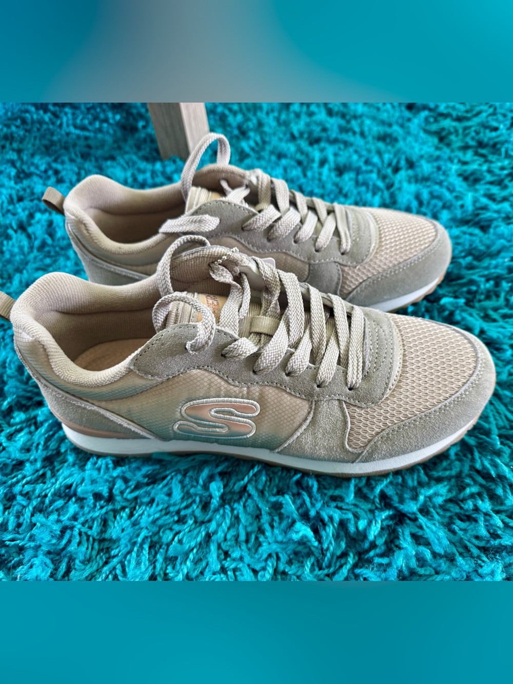 Skechers Women's Beige Tan Lace-Up Sneaker. New with tags! Size 10